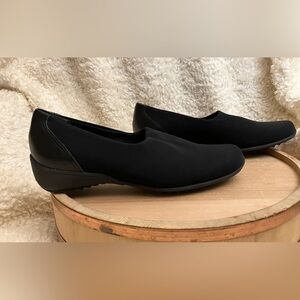 EUC Munro Traveler Black Stretch Fabric Slip-On size 7